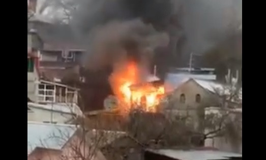 На Фонтанке - масштабный пожар сгорел большой частный дом (видео)
