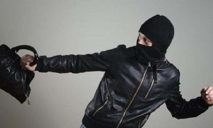 Сломал нос и выхватил сумочку: в Одессе осудили напавшего на женщину в лифте