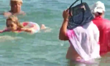 На пляже женщина купалась вместе с сумочкой 