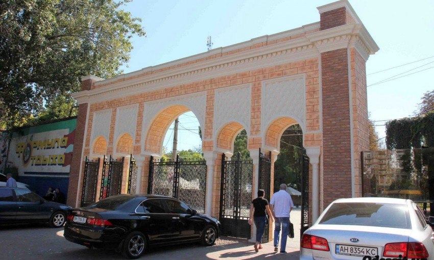 Вход в Преображенский парк украсили арки в мавританском стиле  (ФОТО)