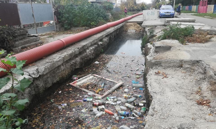 Возле детсада в Одессе образовалось озеро с мусором и живностью (ФОТО)