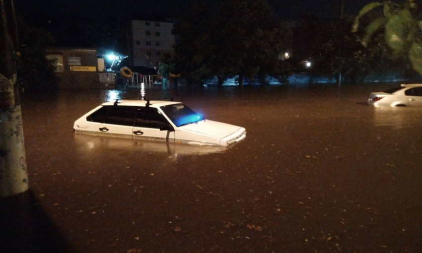 Мощнейший ливень затопил Одессу – машины плывут, падают деревья, горожане сидят без света