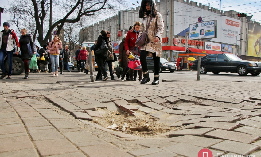 В центре Одессы на тротуаре образовалась яма и провалилась плитка (ФОТО)
