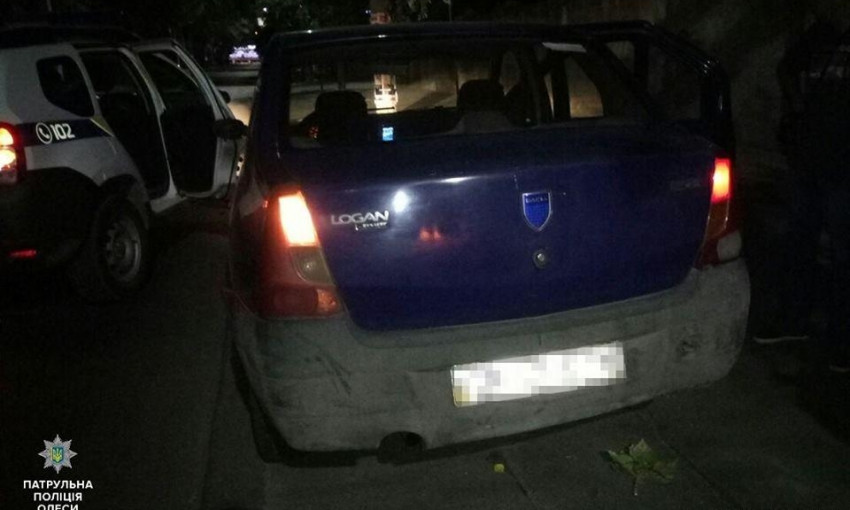 Ночью в Одессе мужчина совершил нападение на прохожих с целью ограбления