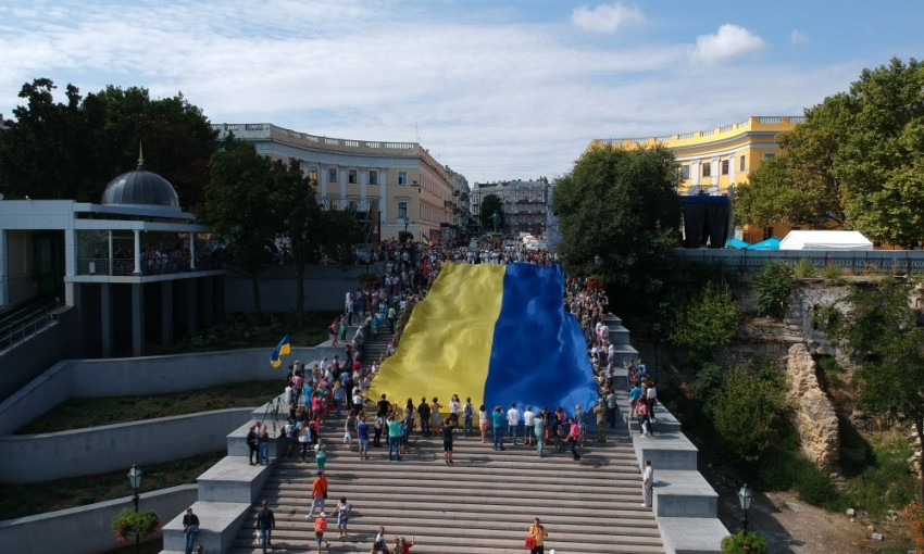 На Потемкинской лестнице одесситы развернули 26-метровый государственный флаг Украины