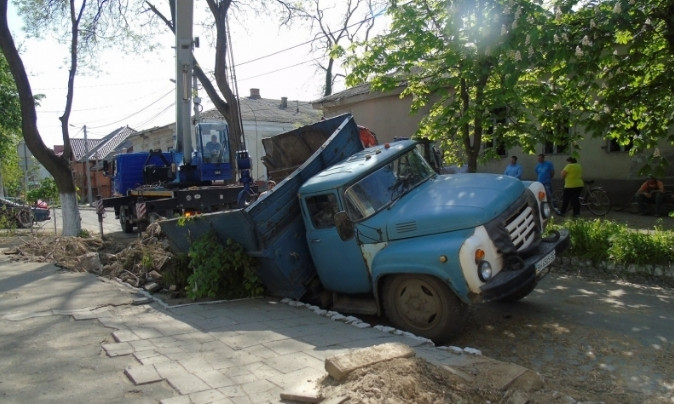 Авария: грузовой автомобиль провалился в катакомбы