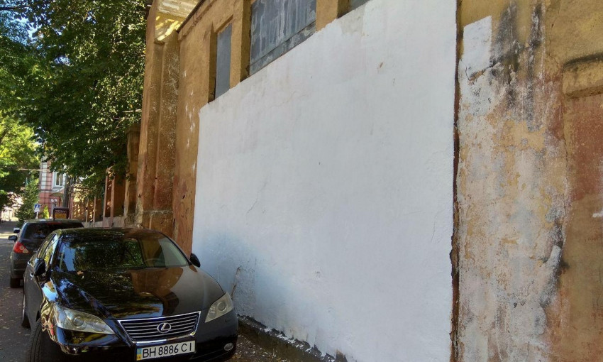 Нецензурные надписи на месте испорченного мурала в центре Одессы закрасили (ФОТО)