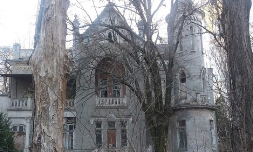 Одесситы беспокоятся о старинном здании на Французском бульваре