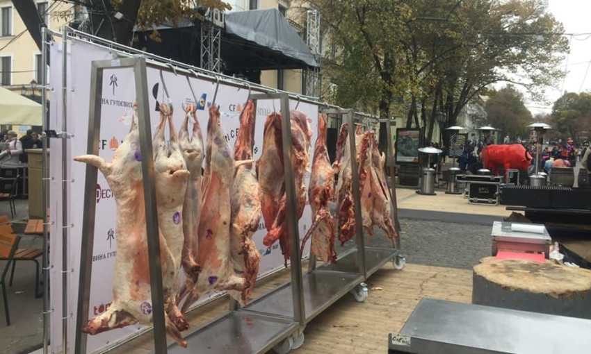 Свиные туши: как ресторан на Дерибасовской 20-летие отмечал