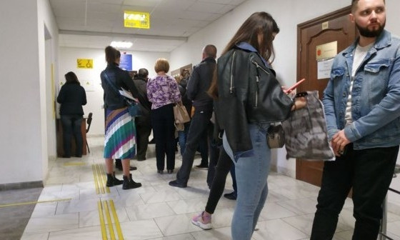 Жители Одессы стоят в очередях для смены участка голосования