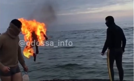 Нескучные развлечения одесситов – двое человек превратили себя в живые факелы и прыгнули в море 