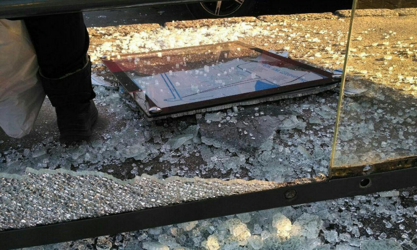 В Одессе разбили стеклянную остановку (ФОТО)