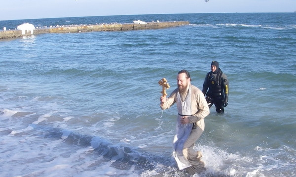 Православные освящали воду и купались в студёном море