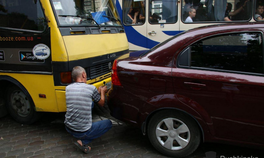 Из-за тройного ДТП в центре Одессы образовалась пробка (ФОТО)