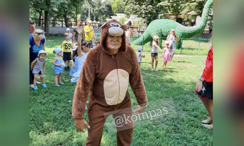 Директор Одесского зоопарка вышел к посетителям в костюме обезьяны 