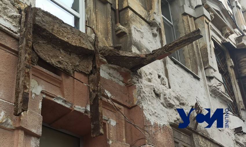 Остатки балкона, упавшего с памятника архитектуры в Одессе, продолжают обваливаться 