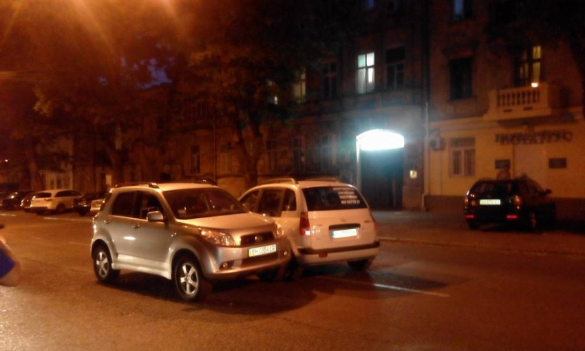 Ночью на пустой дороге не разминулись два автомобиля