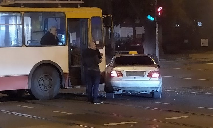 В Одессе троллейбус поехал на красный и столкнулся с такси