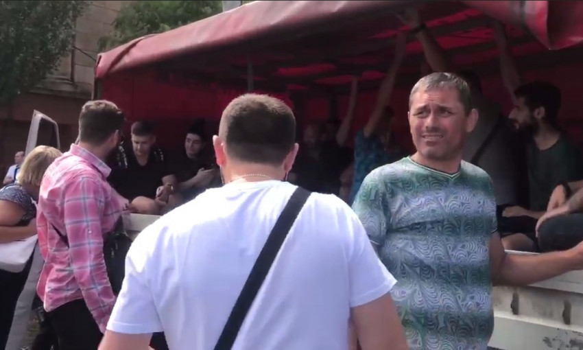 Одесские "предприниматели" возят пассажиров по запруженным улицам в грузовиках 