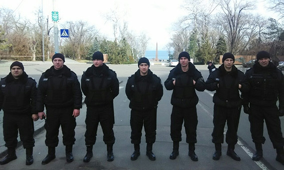 Конфликт на аллее Славы в Одессе: цветы, «минирование» и задержание