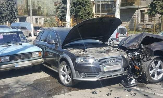 На улицах Одессы столкнулись три автомобиля