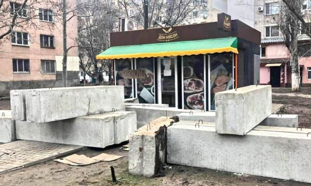 В Черноморске мясной ларёк на улице Парусной заложили бетонными блоками, чтобы покупатели не смогли зайти внутрь