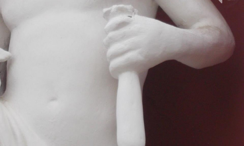 Мэрия готовится к полноценному ремонту статуи Меркурия: руку потребуется снять