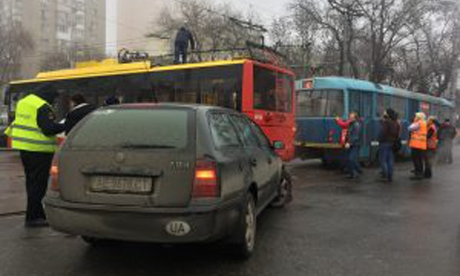 Троллейбусы, авто, трамваи: масштабное ДТП на 5-й станции Фонтана в Одессе