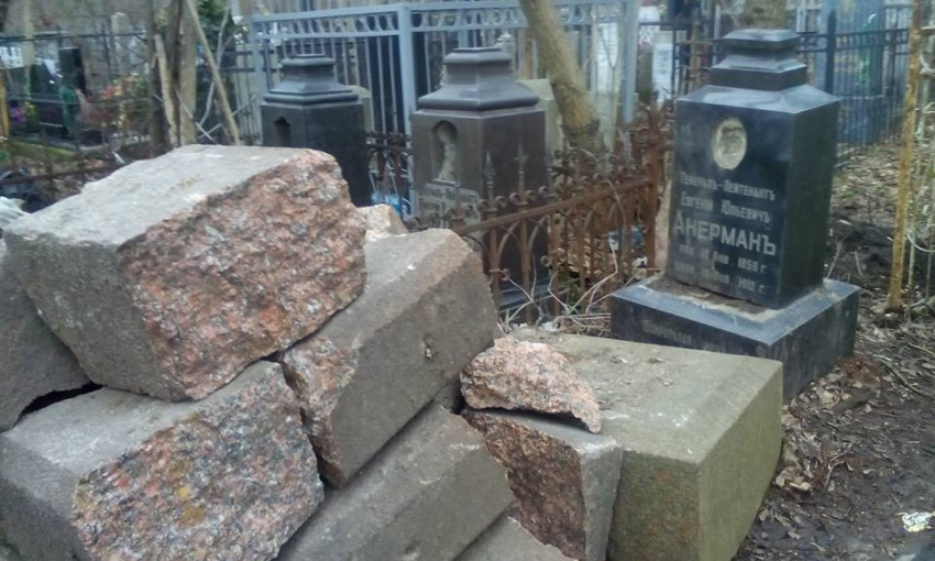 На Втором христианском кладбище изувечили могилу (ФОТО)