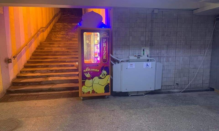 В Одессе игровой автомат заблокировал подъёмник для инвалидов (ФОТО)