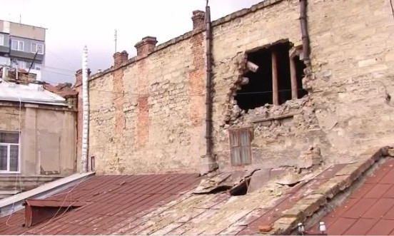 Одесситы на Заславского четыре месяца живут в доме без стены