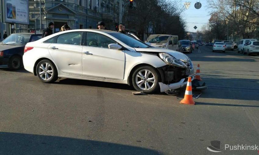 Авария на Тираспольской, водитель пытался проскочить на красный сигнал светофора
