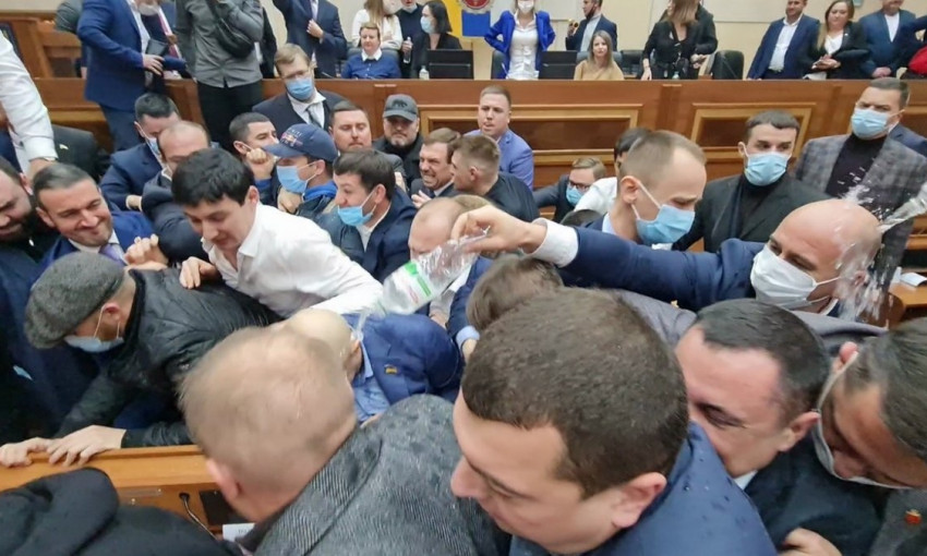 Депутаты Одесского облсовета разгромили сессионный зал и начали работу на его обломках 