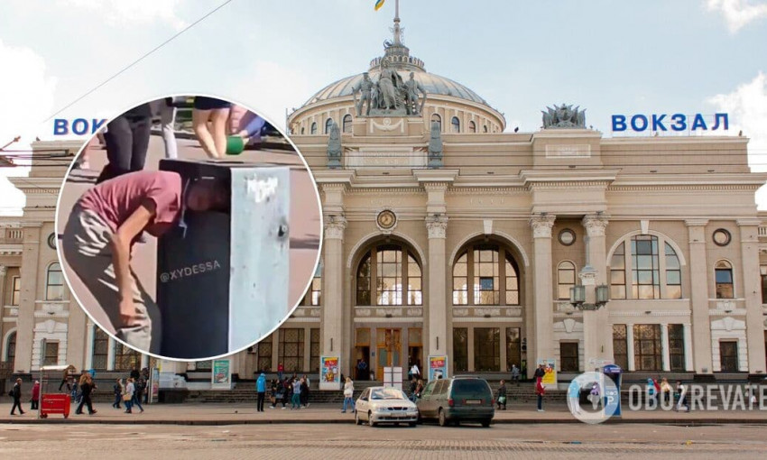 В центре Одессы мужчина засунул голову  в мусорник и застрял