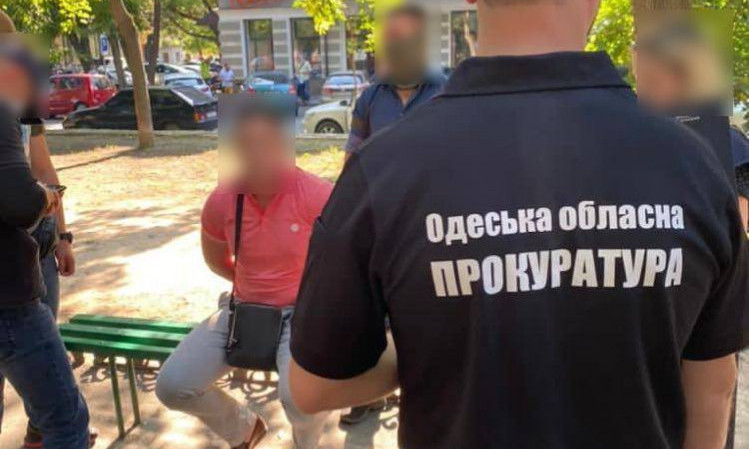 Инспектор Одесской таможни был задержан при получении взятки.