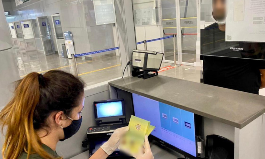 В Одесском аэропорту задержали иностранца с поддельным паспортом Вануату 
