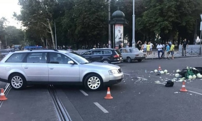 Audi, мопед, капуста: авария в центре Одессы с пострадавшими