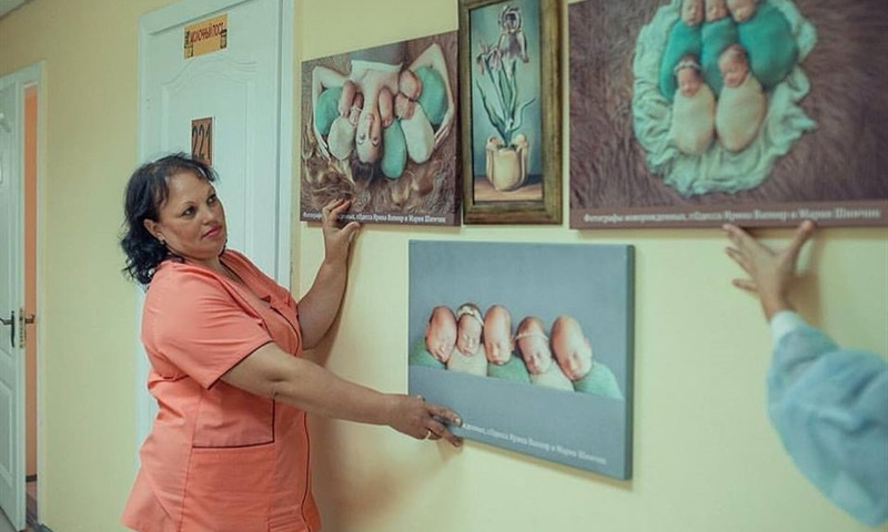 В Одессе фото знаменитых пятерняшек украшают стены больницы