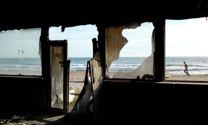 Сгоревший бар в Лузановке превращает пляж в "зону отчуждения" (фото)