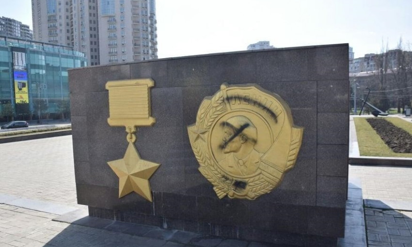 В Одессе вчера опять испоганили мемориал городу-герою