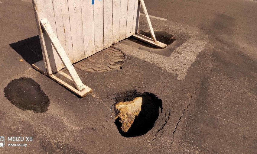 На проезжей части в центре Одессы образовалась яма (ФОТО)