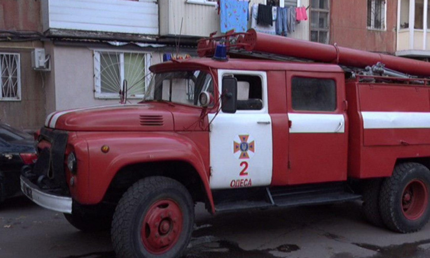 Одесские спасатели вытащили женщину из горящей квартиры