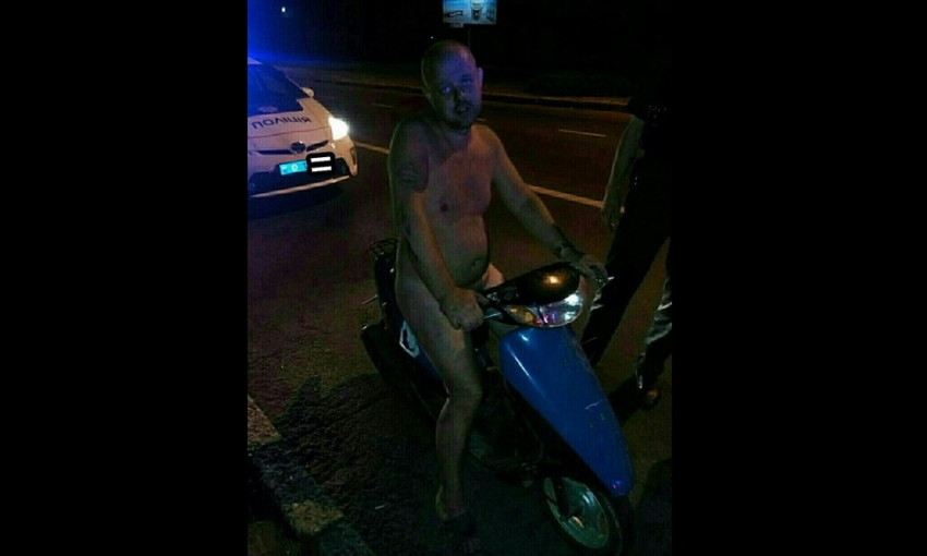По Одессе на скутере и без одежды
