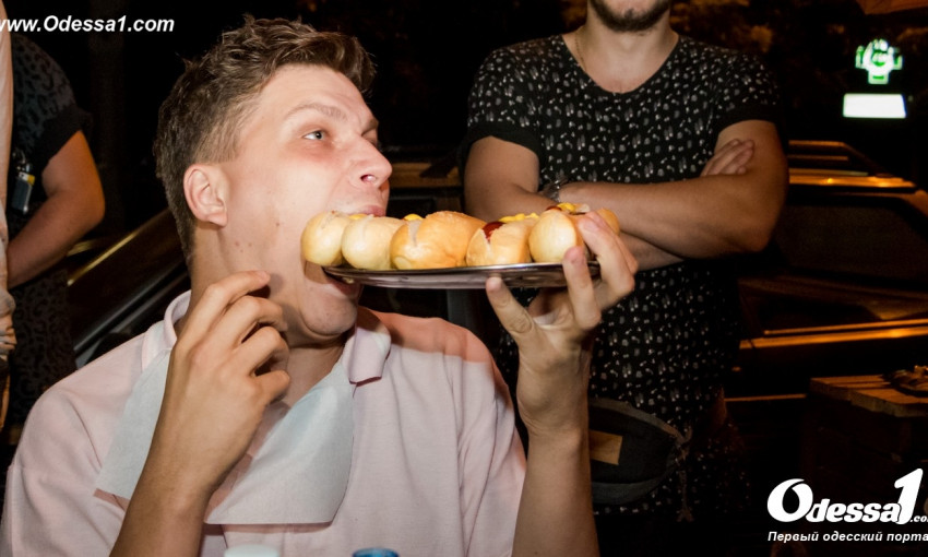 В Одессе прошли соревнования по поеданию хот-догов
