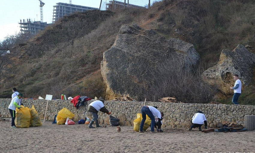 Активисты убрали на пляже Дельфин, где залег танкер 