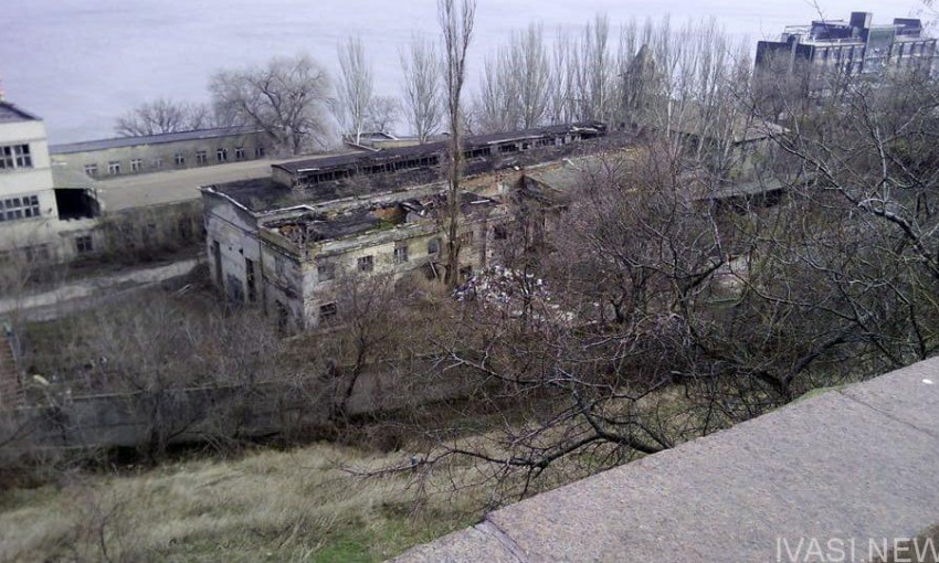 Недалеко от Аллеи Славы в Одессе запечатлена груда мусора