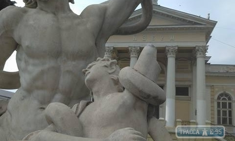 Одесские вандалы оставили статую без руки