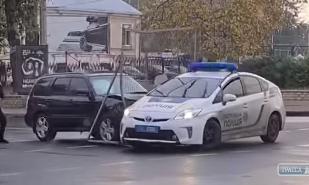 В Одессе водитель протаранил патрульную машину и устроил гонку на встречной полосе 