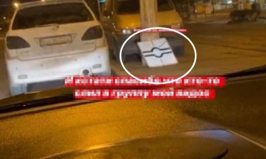 Тщеславие подвело: девушка украла дорожный знак и выложила видео в соцсети