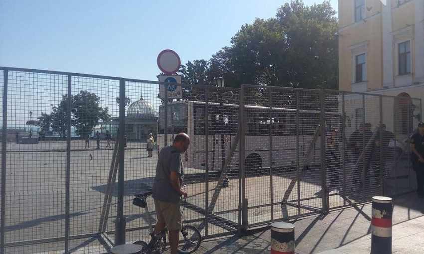 Приморский бульвар ограждён забором: полиция всех обыскивает